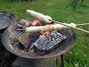Snobrød, twist bread, stick bread, campfire bread, pinnbröd, pinnebrød, Stockbrot 2013-07-01 21-15