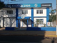 Vista exterior de la entrada de la sede del Club Sol del América en el 2020