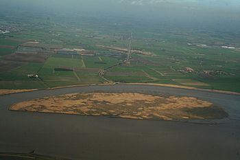 Whitton Island and Weighton Lock- aerial 2014 (geograph 3875374).jpg