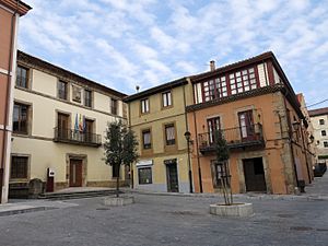 131 Plazoleta de la Colegiata (Cimavilla, Gijón), a l'esquerra la Casa de los Nava