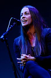 Alanis Morissette durante apresentação em 2013