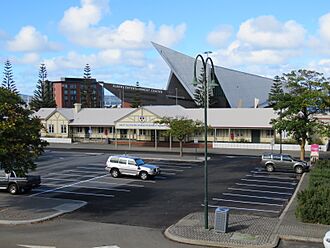 Albany railway station with Albany Entertainment Centre in the background, April 2022 01.jpg