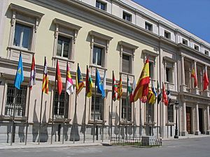Banderas de las comunidades autónomas de España frente al Senado, Madrid