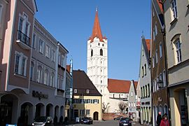Moosburg Stadtplatz mit St. Johannes