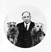 William Lyon Mackenzie King with two dogs - William Mackenzie King avec deux chiens (39107229965)