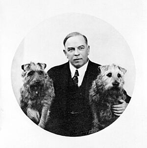William Lyon Mackenzie King with two dogs - William Mackenzie King avec deux chiens (39107229965)
