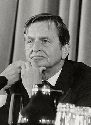 (Olof Palme) Felipe González ofrece una rueda de prensa junto al primer ministro de Suecia. Pool Moncloa. 28 de septiembre de 1984 (cropped).jpeg