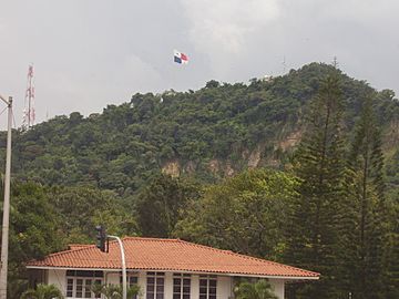 Bandera de Panamá en el Cerro Ancón.jpg