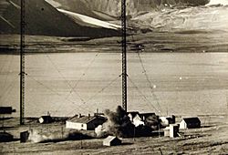 Demolition of wireless station at Spitzbergen, Operation Gauntlet, 1941 (22418716705).jpg