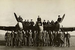 Mosquito and crew of the 487 (NZ) Squadron, February 1944 (33179801568) (cropped)