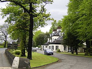 Approaching the Dumbuck Hotel - geograph.org.uk - 452690