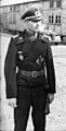 Bundesarchiv Bild 101I-292-1258-04, Frankreich, dekorierter Panzersoldat mit Zivilist(2)