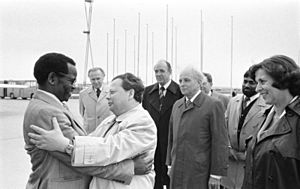 Bundesarchiv Bild 183-T0515-008, Berlin, Besuch ANC-Delegation, Axen, Tambo