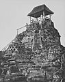 COLLECTIE TROPENMUSEUM Europese mannen poseren op het tempelcomplex van de Borobudur bij de bovenste stupa waarop een afdak en trapleuningen zijn geplaatst TMnr 60043646