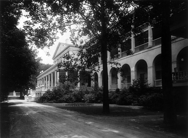 Greenbrier Hotel 1916 cph.3b19148