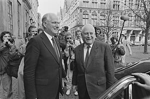 Minister Van Eekelen (m) en Franse minister Girand inspecteren erewacht op het P, Bestanddeelnr 933-9519