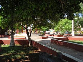Parque principal de Sisal, Yucatán, México. - panoramio.jpg