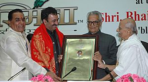 The Vice President, Shri Bhairon Singh Shekhawat presenting the “Bharat Asmita National Award-2007” to the noted Film Maker, Shri Rajkumar Hirani, in New Delhi on February 03, 2007