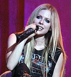Avril Lavigne on piano, Italy (cropped)