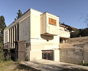 Barnsdall Park Arts Center (Residence A) from northwest B 2015-05-10
