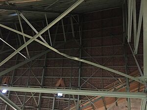 Bombentreffer in der Dachkonstruktion des Muensterchors