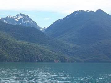 Cerro Aguja Sur desde el Lago Puelo.jpg