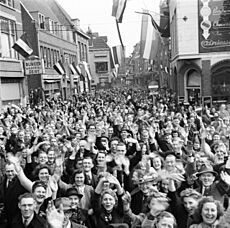 Een uitzinnige menigte verwelkomt de Canadese bevrijders in Utrecht - An ecstatic crowd in Utrecht welcomes the Canadian liberators (4502667274)