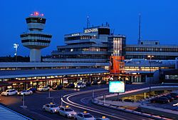 Flughafen Tegel Tower und Hauptgebäude.jpg