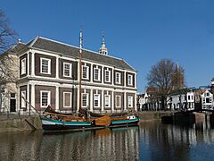 Schiedam, schip in de Korte Haven bij de Korenbeurs foto3 2016-023-13 14.45