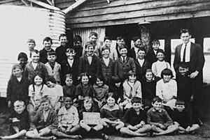 StateLibQld 2 145859 Thallon State School group, 1923