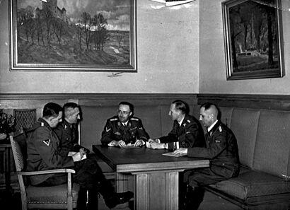 Bundesarchiv Bild 183-R98680, Besprechung Himmler mit Müller, Heydrich, Nebe, Huber