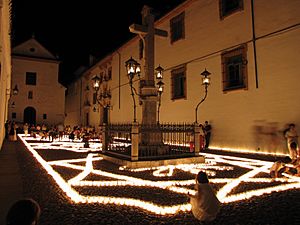Cristo de los Faroles iluminado con velas (Córdoba, España)