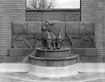 EAST SIDE OF COURTYARD, CENTER (FOURTH FROM LEFT) SCULPTURE PANEL AND FOUNTAIN, LOOKING EAST (Wieskamp) - Dairy Industry Building, Iowa State University campus, Ames, Story HABS IOWA,85-AMES,4-32.jpg