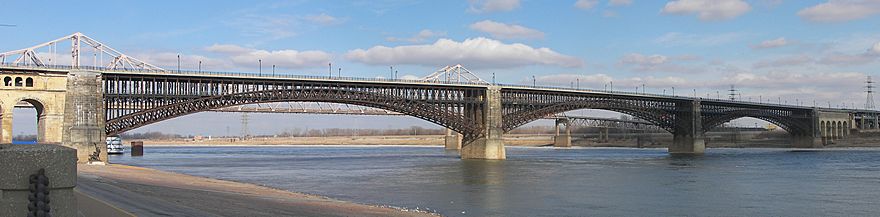 A panoramic picture of the Eads Bridge over the Mississippi River