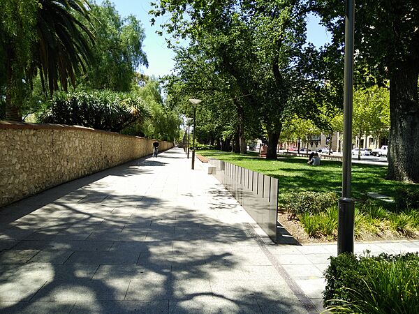 J150W-aa-Govt-House-footpath