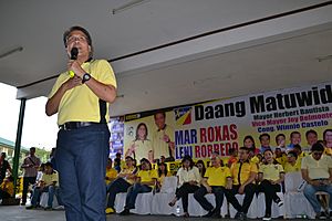 Mar Roxas in a Quezon City LP campaign rally