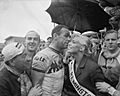Rik van Steenbergen wordt gefeliciteerd door Miss Remington, Bestanddeelnr 909-6520