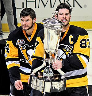 Sidney Crosby and Chris Kunitz with Prince of Wales Trophy 2017-05-25 1