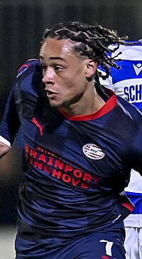 Xavi Simons, Nick Verhagen in duel met Xavi Simons.jpg