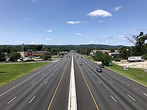 2021-07-31 13 07 24 View north along New Jersey State Route 17 from the overpass for Bergen County Route 507 (Franklin Turnpike) in Ramsey, Bergen County, New Jersey
