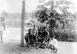 COLLECTIE TROPENMUSEUM Mannen en een kind met een pas geschoten panter te Bantam West-Java TMnr 10006634