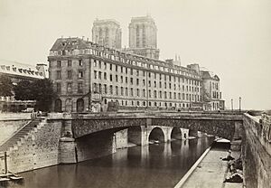 Charles Marville, L’Hôtel-Dieu, du quai Saint Michel. Paris IVe. Vers 1867 - Vergue
