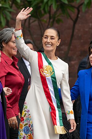 Claudia Sheinbaum con la banda presidencial.jpg