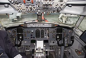 Cockpit of 737-300 LN-KKU