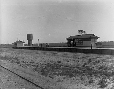 Long Plains Railway Station circa 1918(GN02036).jpg