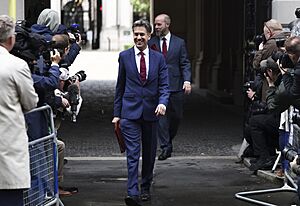 Miliband arrives for cabinet meeting