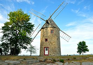 Moulin à vent de Pointe-du-Moulin - Lateral