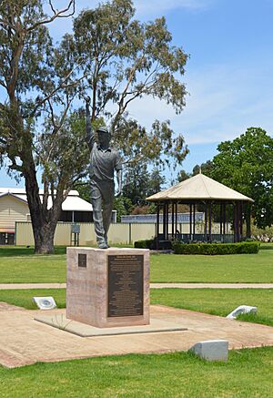 Narromine Glenn McGrath Statue 003