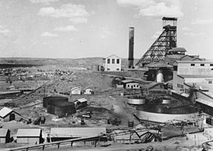 StateLibQld 2 273587 Mines in Mount Isa, 1954