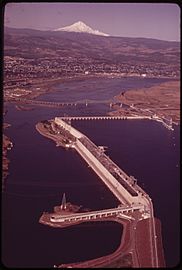 THE DALLES DAM ON THE COLUMBIA RIVER. IN BACKGROUND IS MT HOOD WHICH, AT 11,235 FT. ELEVATION, IS THE HIGHEST POINT... - NARA - 548017